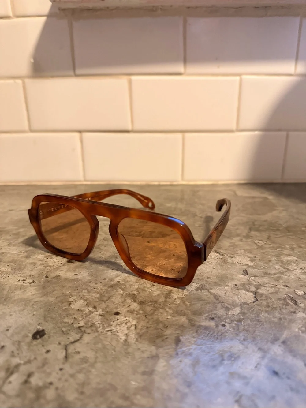 Elisa Johnson Jane Sunglasses in Light Brown Tortoise